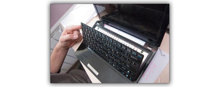 Снятие клавиатуры с ноутбука
